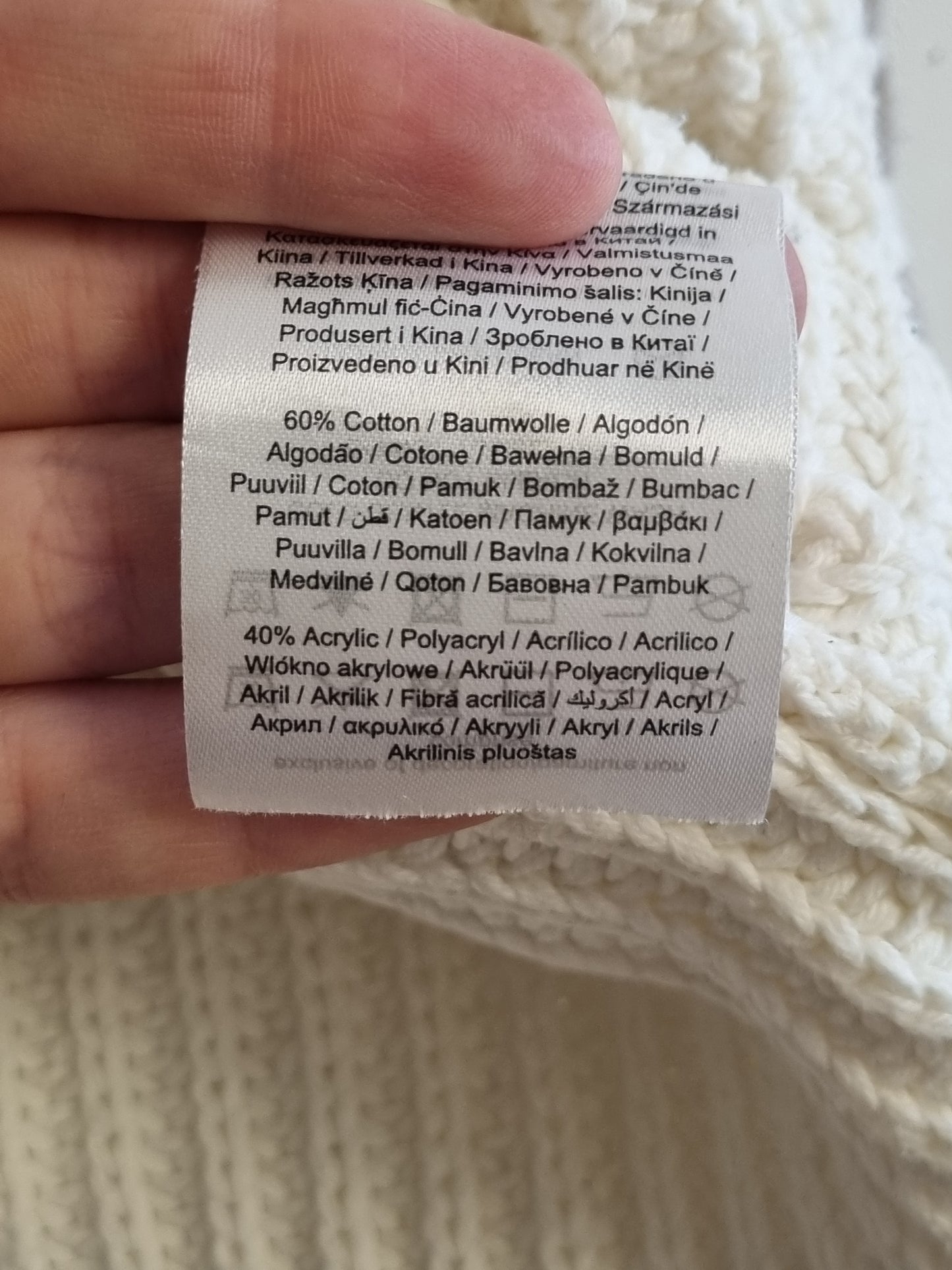 Hvit strikkegenser med beige detaljer – L