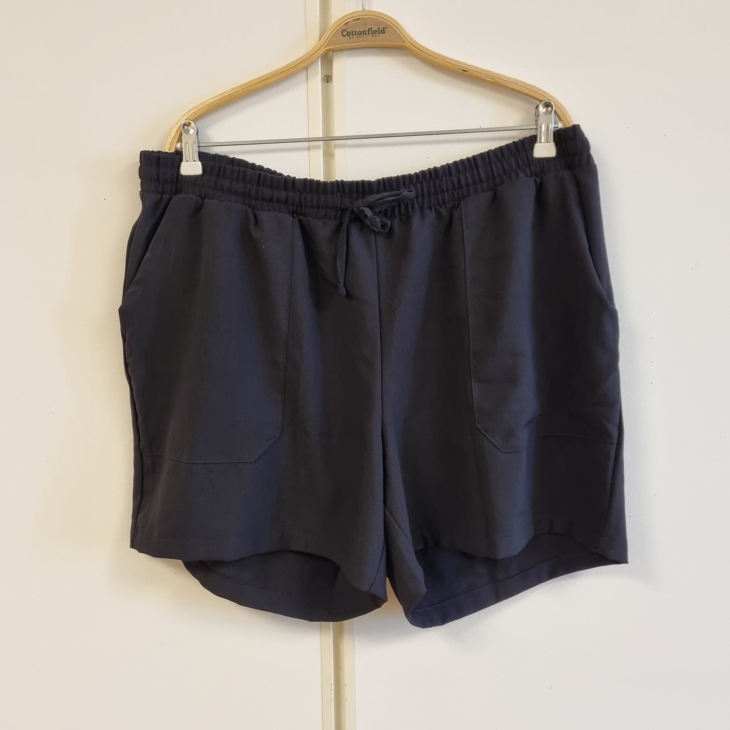 Svart shorts / Zizzi – M
