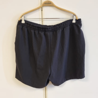 Svart shorts / Zizzi – M
