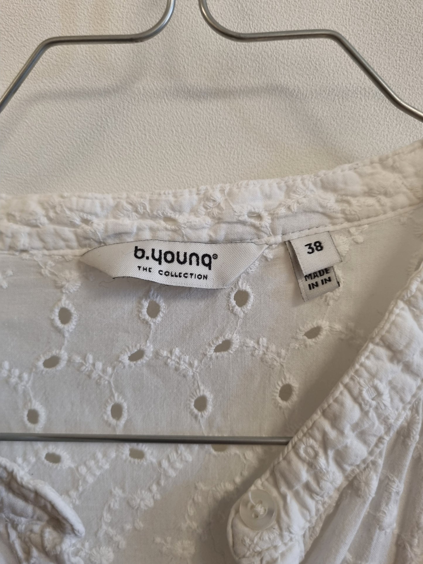 Hvit brodert bluse i 100 % bomull – 38