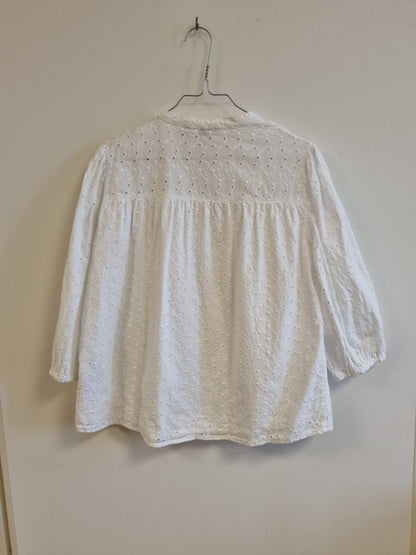 Hvit brodert bluse i 100 % bomull – 38