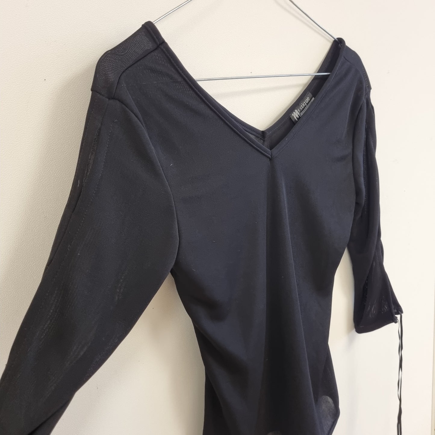 Vintage svart topp med knytedetaljer - M/L