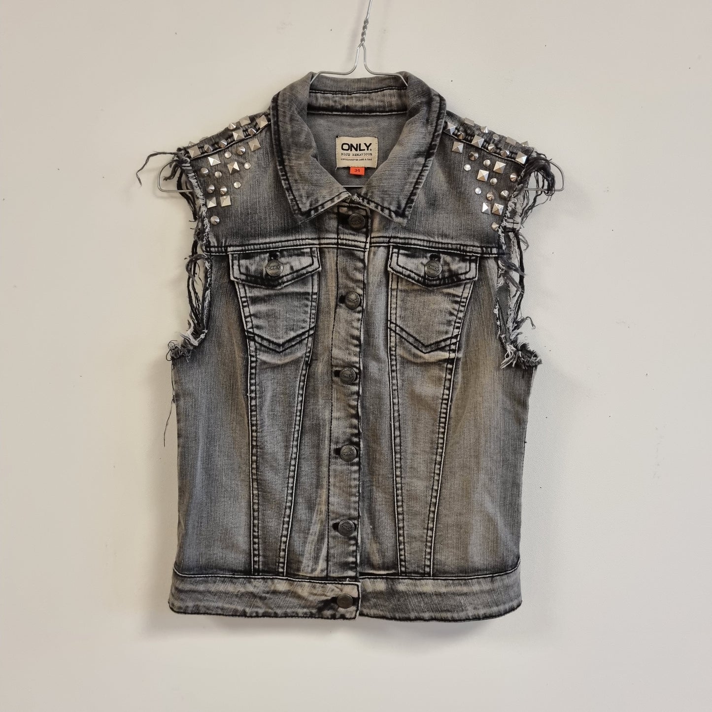 Grå denimvest med nagler - 34