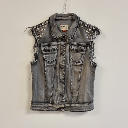 Grå denimvest med nagler - 34