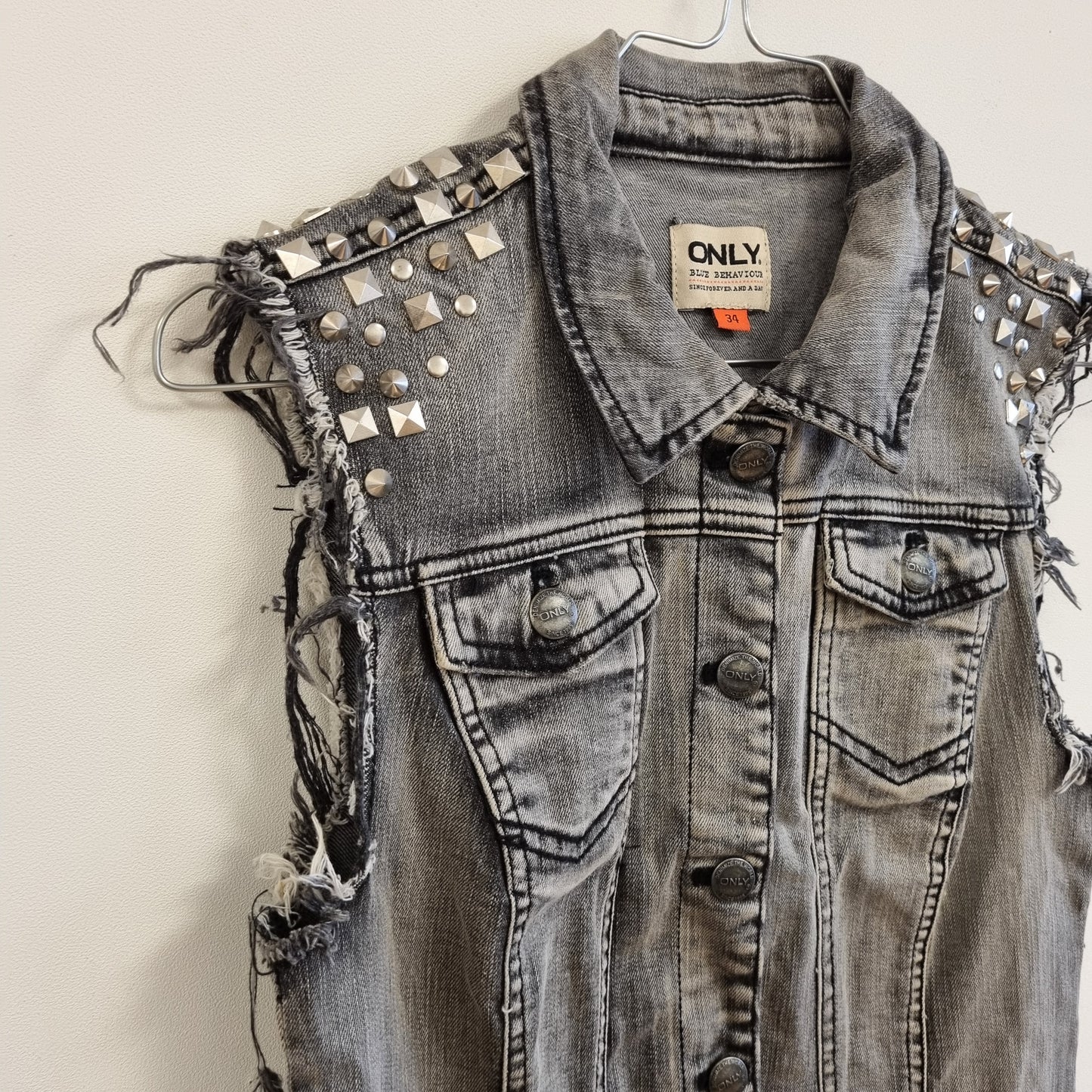Grå denimvest med nagler - 34