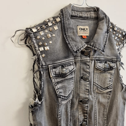 Grå denimvest med nagler - 34