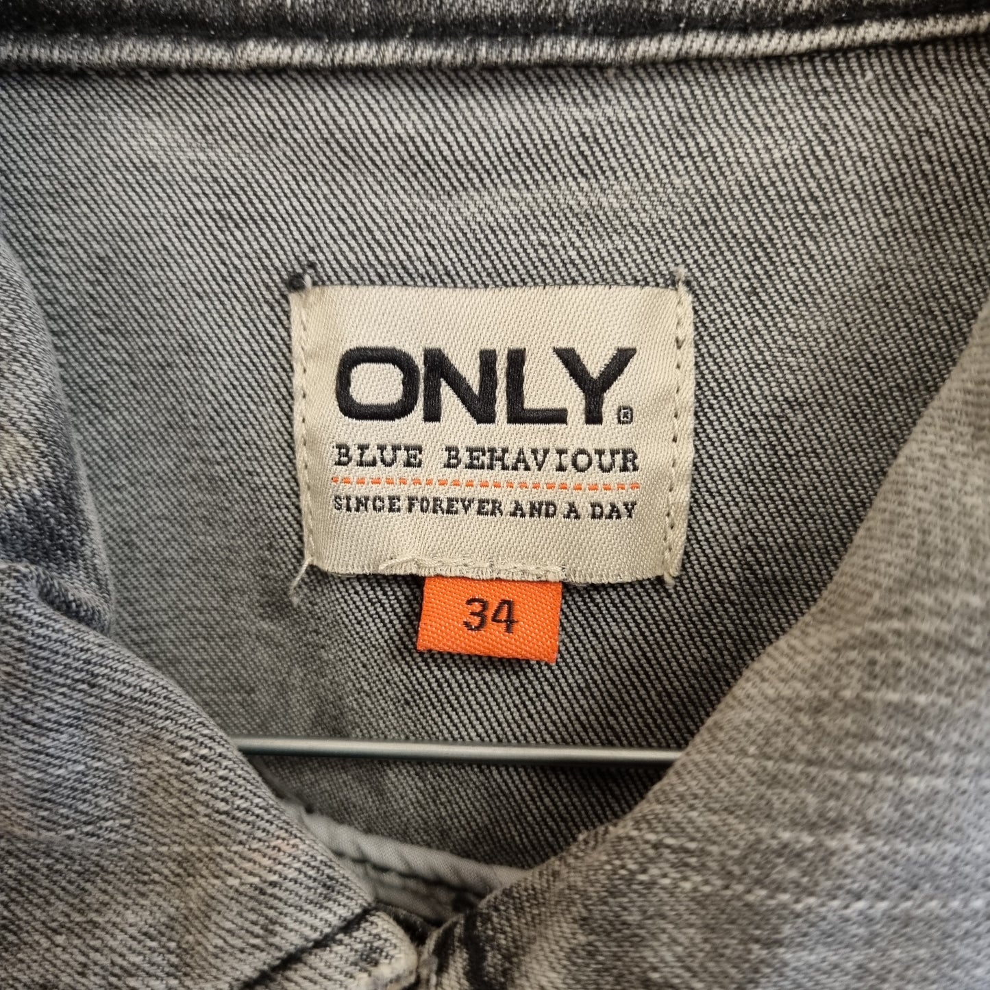 Grå denimvest med nagler - 34