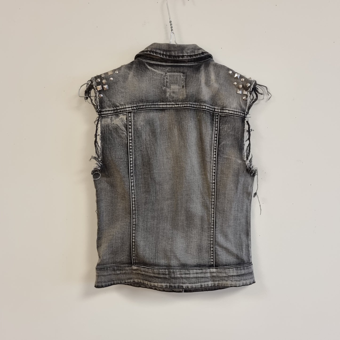 Grå denimvest med nagler - 34