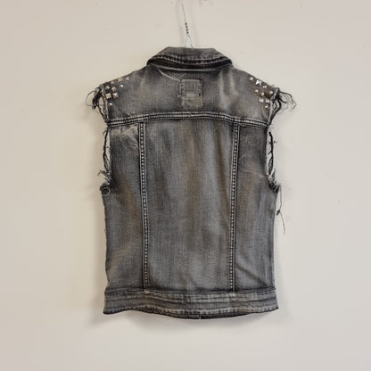 Grå denimvest med nagler - 34