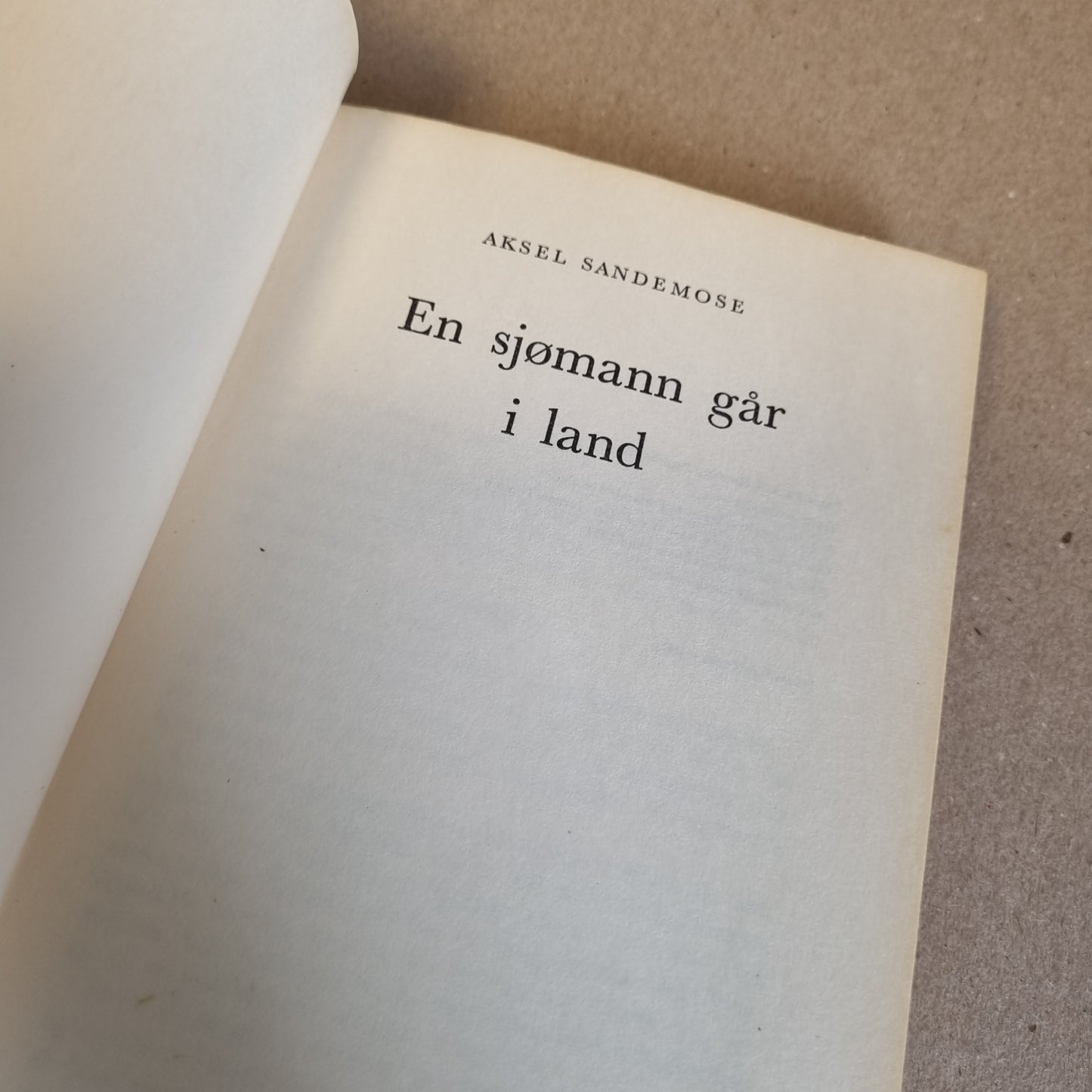En sjømann går i land – Aksel Sandemose