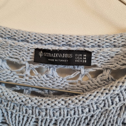 Lyseblå strikkegenser med hullmønster - M