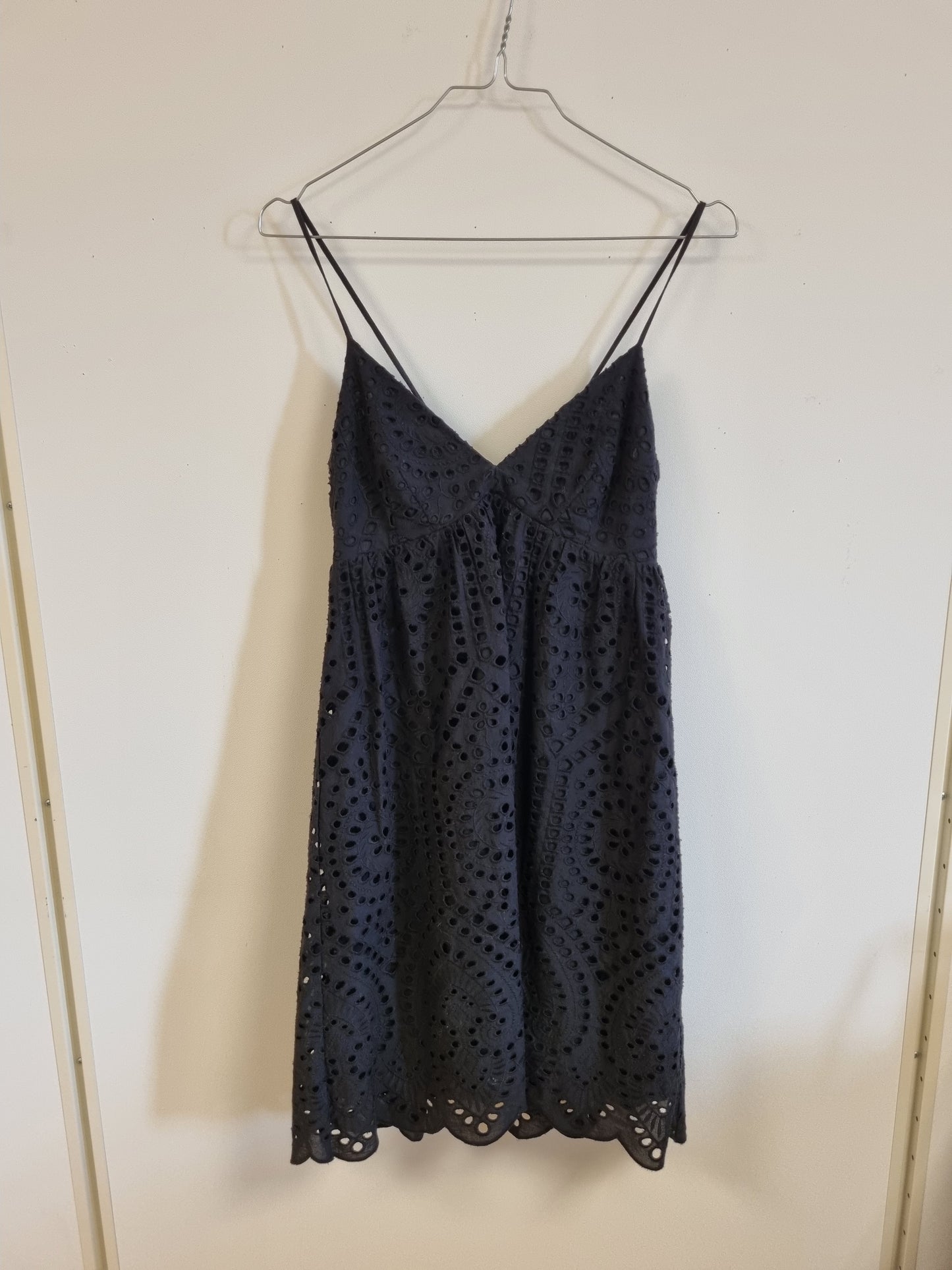 Svart kjole med hullbroderi – XS