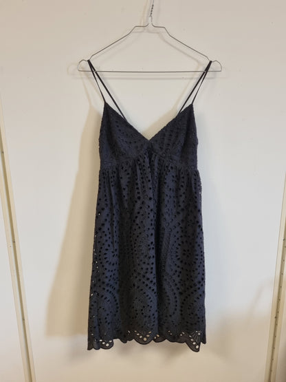 Svart kjole med hullbroderi – XS