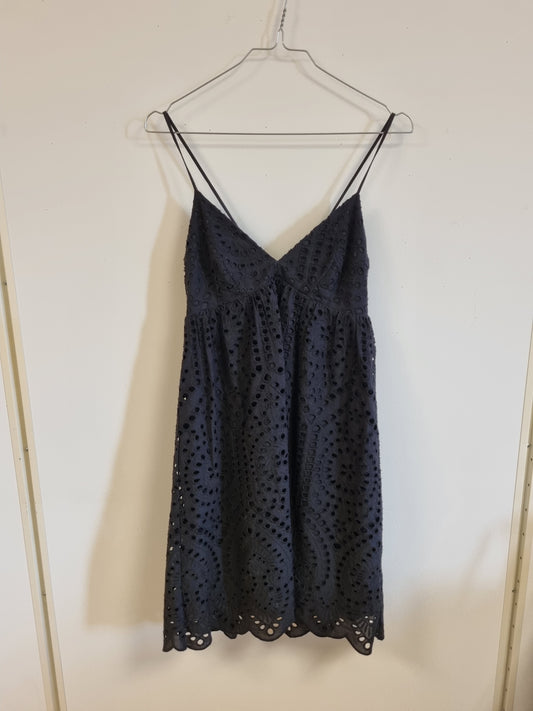 Svart kjole med hullbroderi – XS