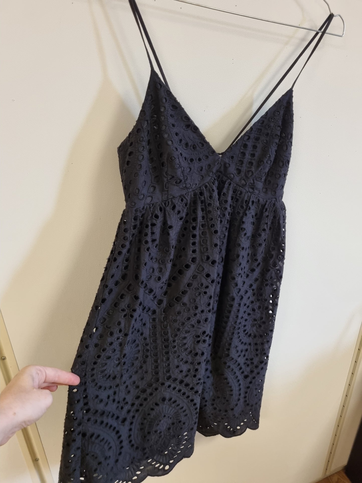 Svart kjole med hullbroderi – XS