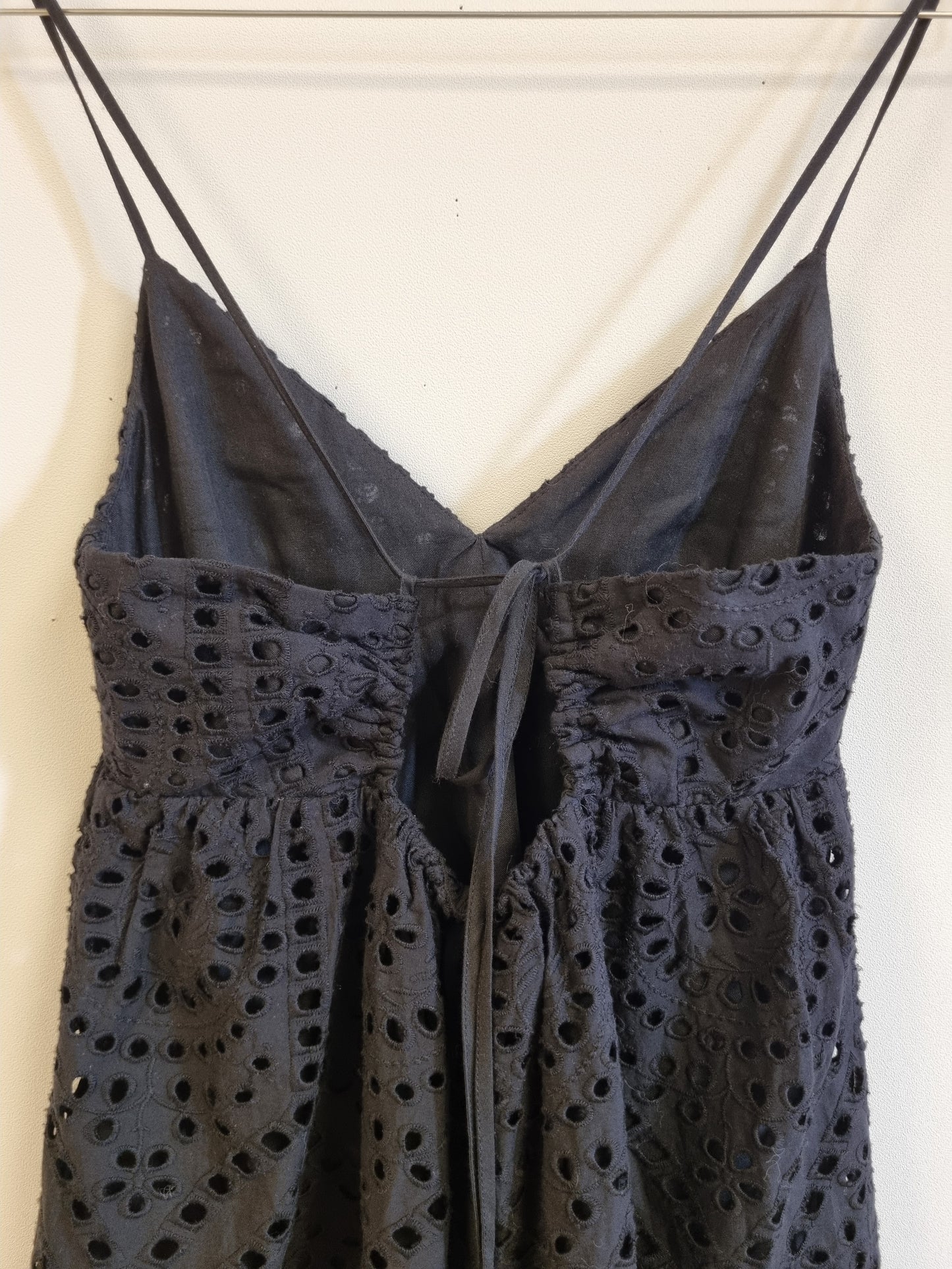 Svart kjole med hullbroderi – XS