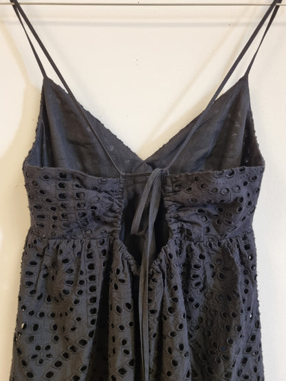 Svart kjole med hullbroderi – XS
