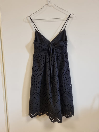 Svart kjole med hullbroderi – XS
