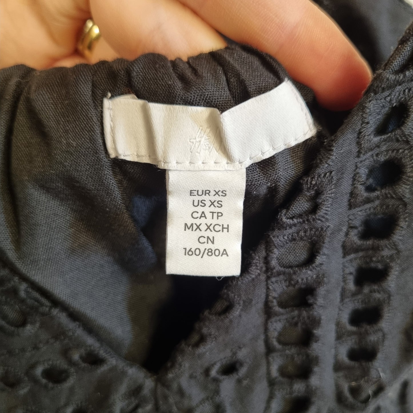 Svart kjole med hullbroderi – XS