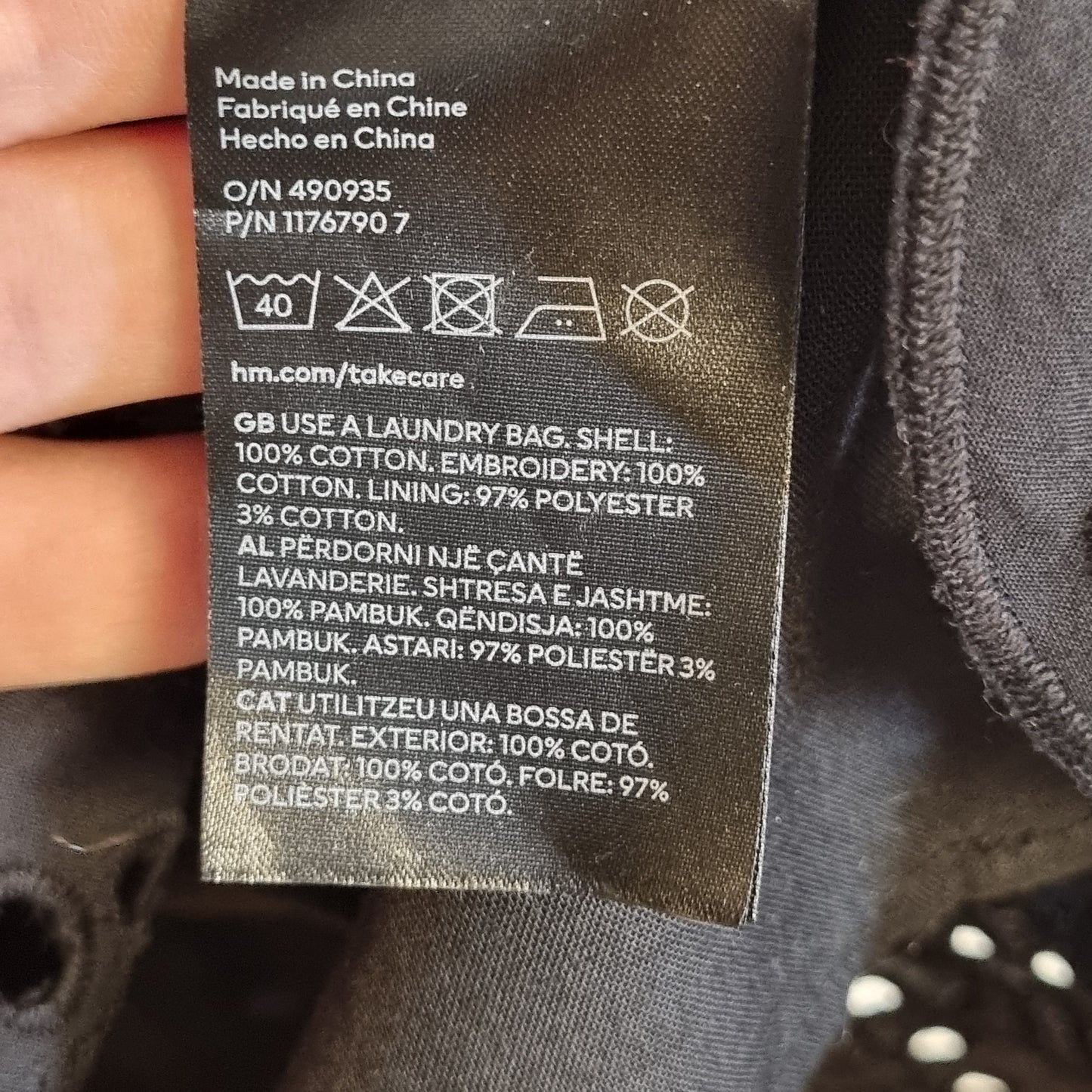 Svart kjole med hullbroderi – XS