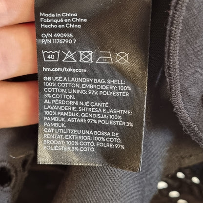 Svart kjole med hullbroderi – XS