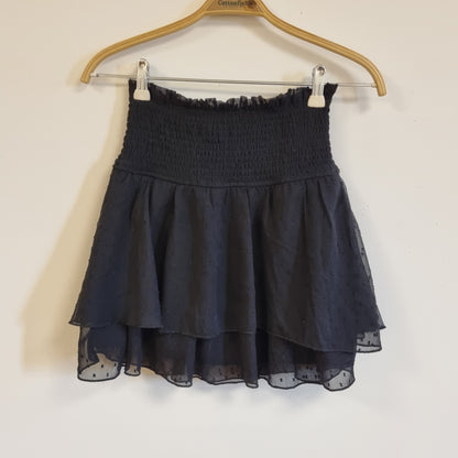 Svart lagdelt skjørt med smock – XS