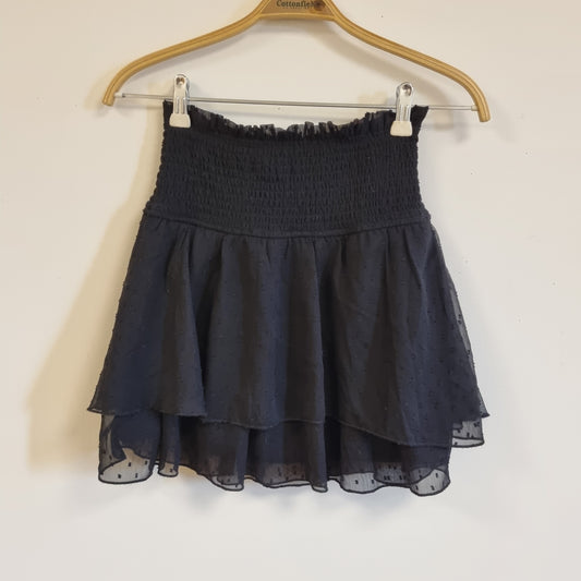 Svart lagdelt skjørt med smock – XS
