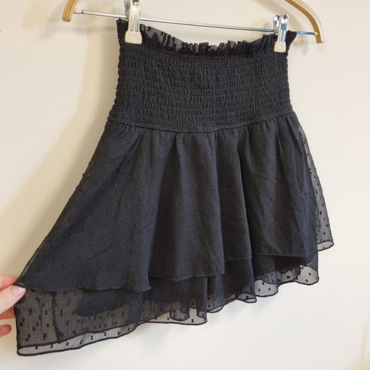 Svart lagdelt skjørt med smock – XS