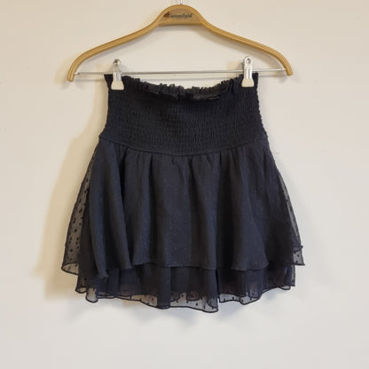 Svart lagdelt skjørt med smock – XS