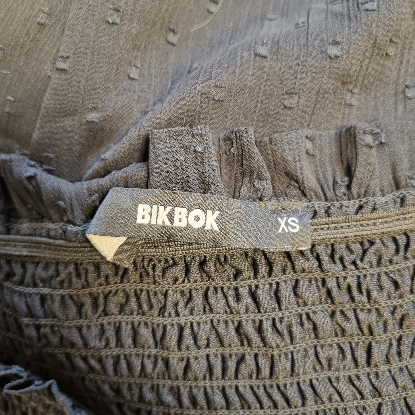Svart lagdelt skjørt med smock – XS