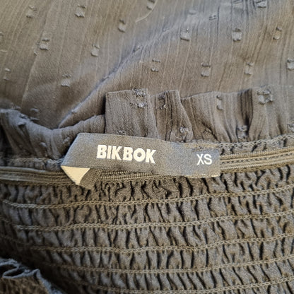 Svart lagdelt skjørt med smock – XS