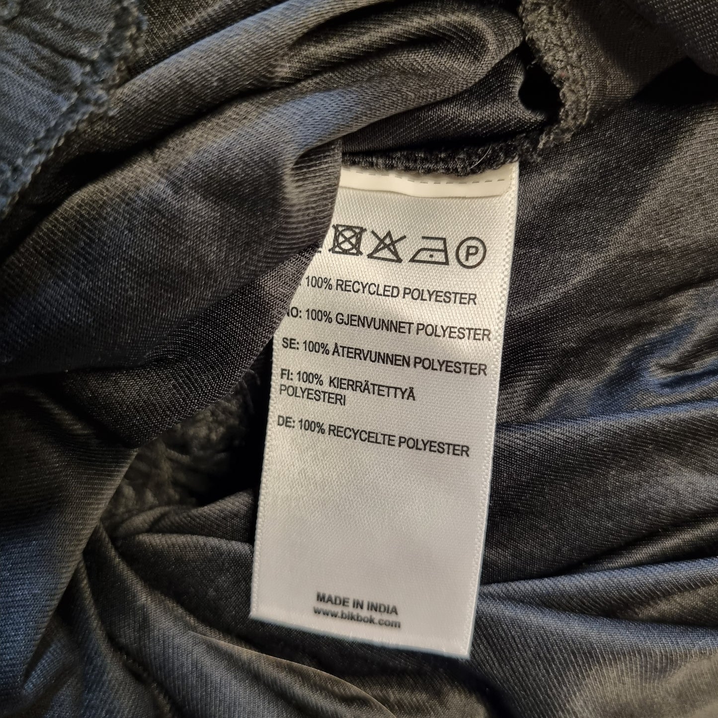 Svart lagdelt skjørt med smock – XS