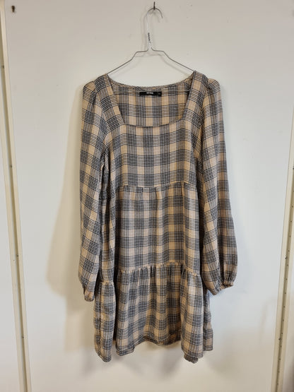 Beige og svart rutete kjole – XS