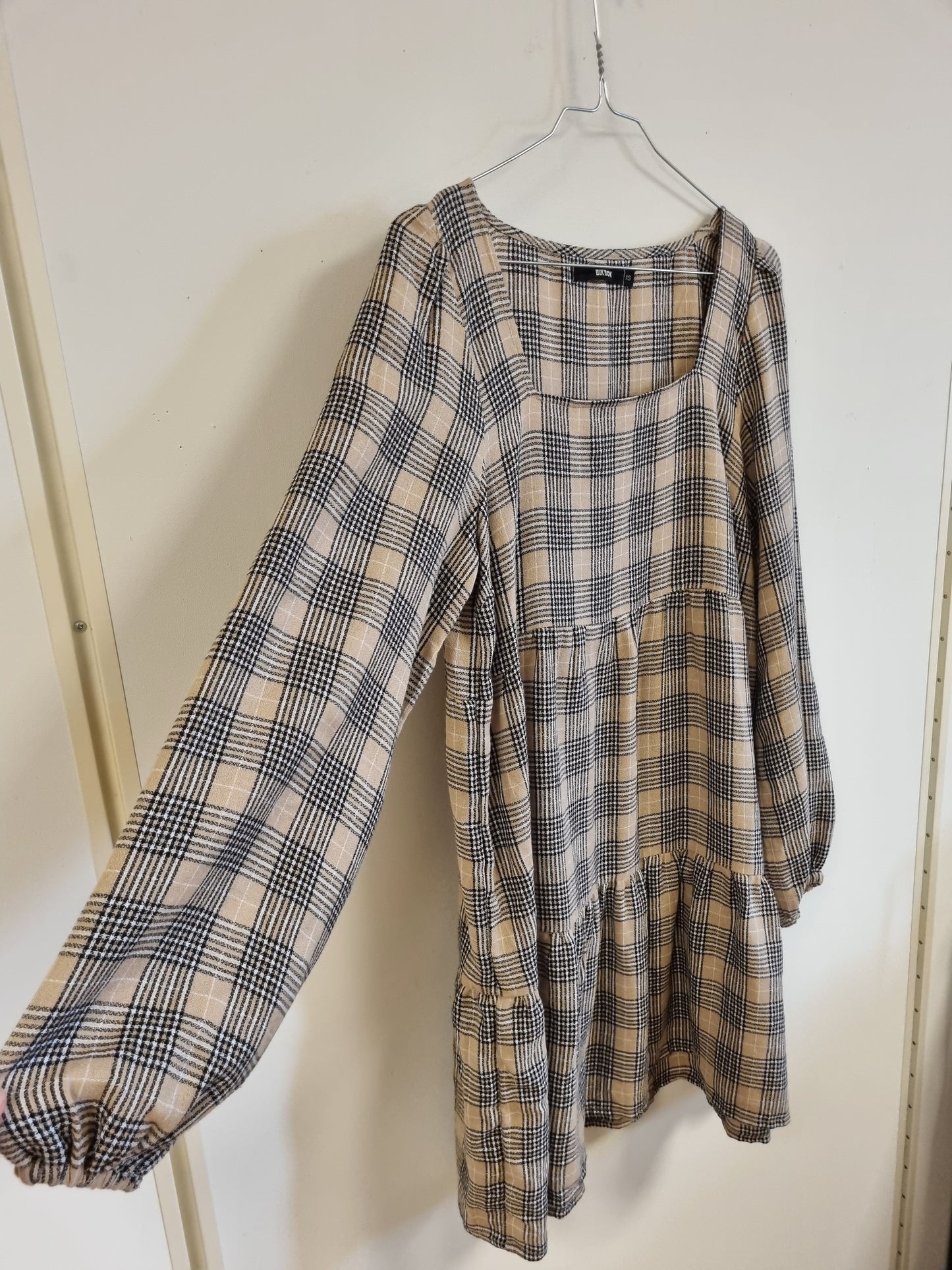 Beige og svart rutete kjole – XS