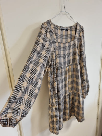 Beige og svart rutete kjole – XS