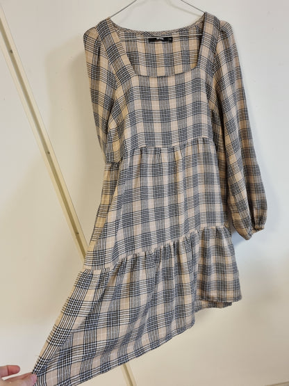 Beige og svart rutete kjole – XS