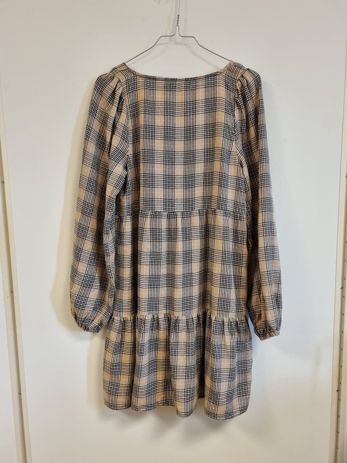 Beige og svart rutete kjole – XS