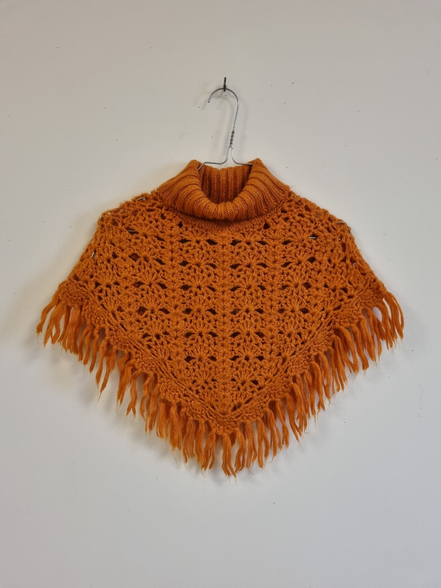 Oransje strikket poncho med frynser – 104/116