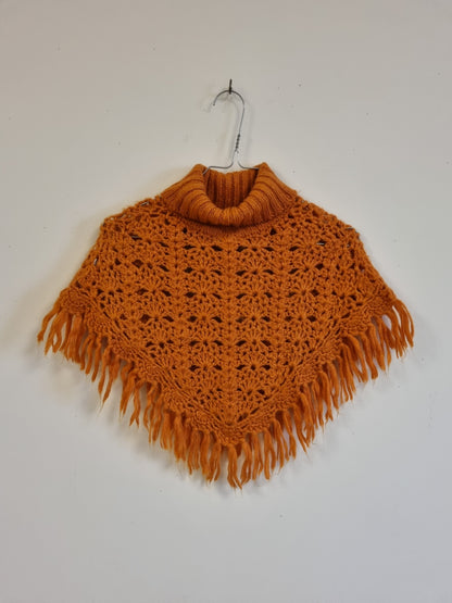 Oransje strikket poncho med frynser – 104/116