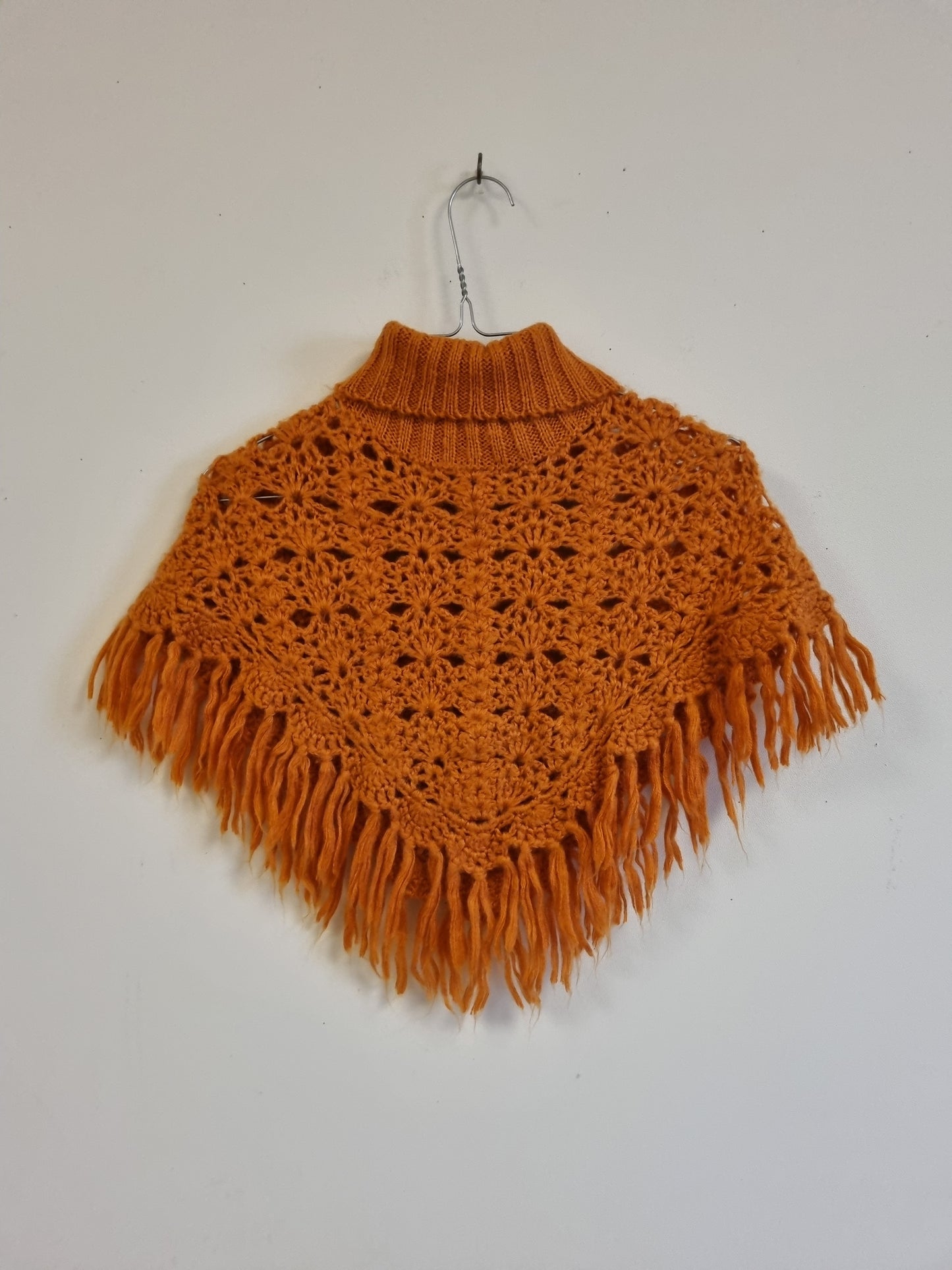 Oransje strikket poncho med frynser – 104/116