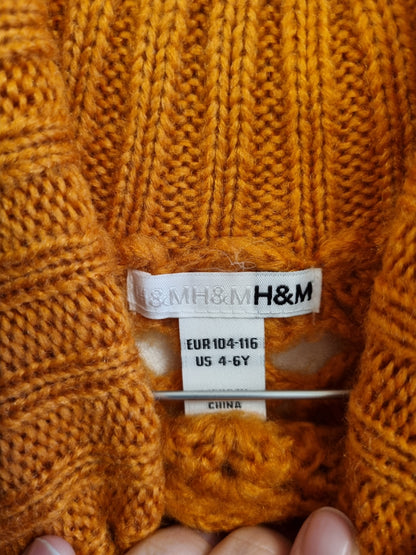 Oransje strikket poncho med frynser – 104/116