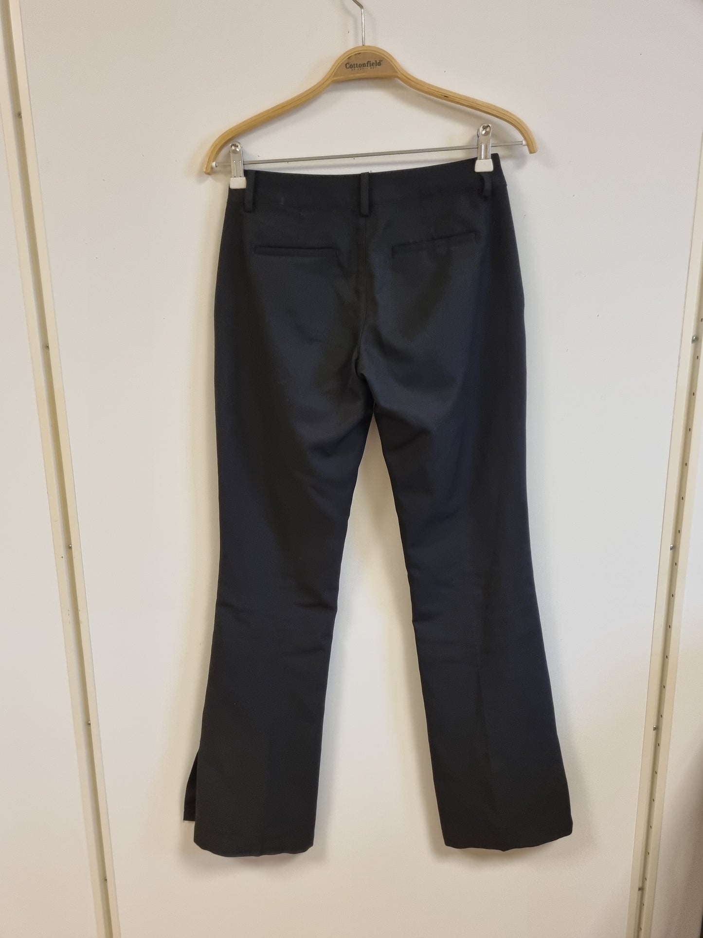 Svart dressbukse med utsvingte ben – 34