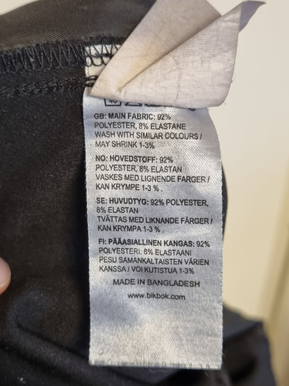Svart dressbukse med utsvingte ben – 34