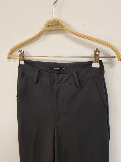 Svart dressbukse med utsvingte ben – 34