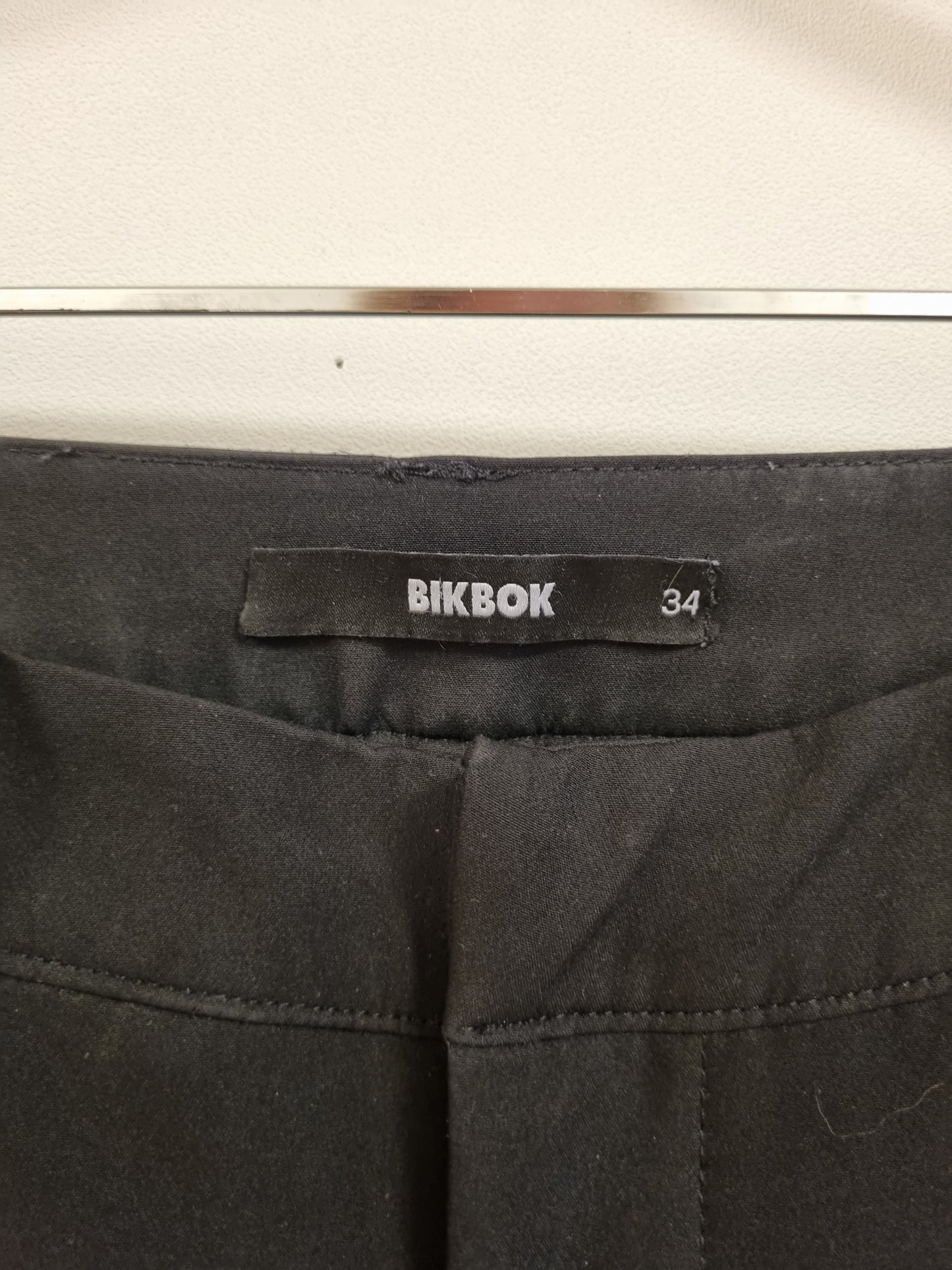 Svart dressbukse med utsvingte ben – 34