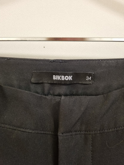 Svart dressbukse med utsvingte ben – 34