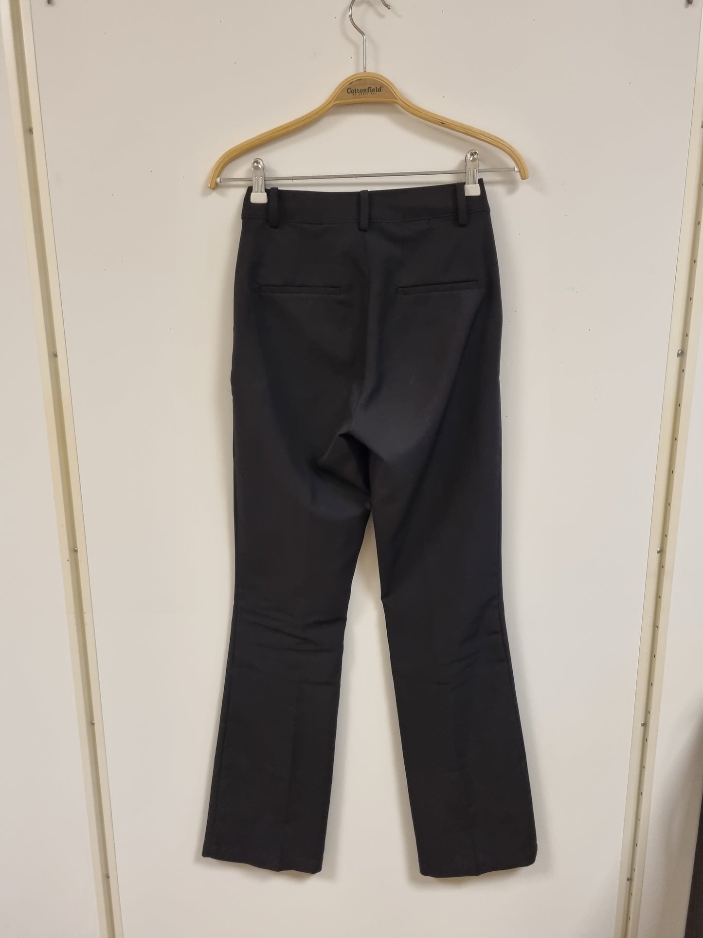 Svart dressbukse med utsvingte ben – 34