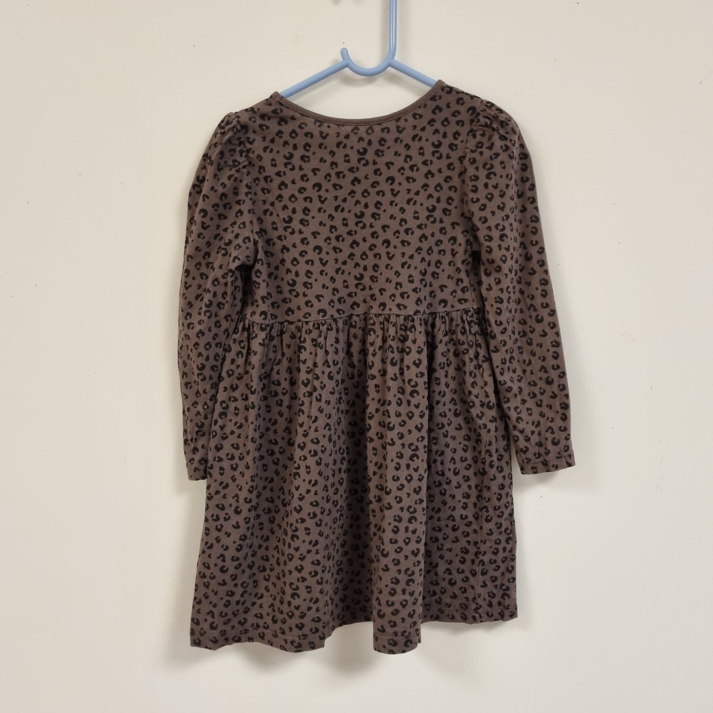 Brun kjole med leopardmønster – 110/116