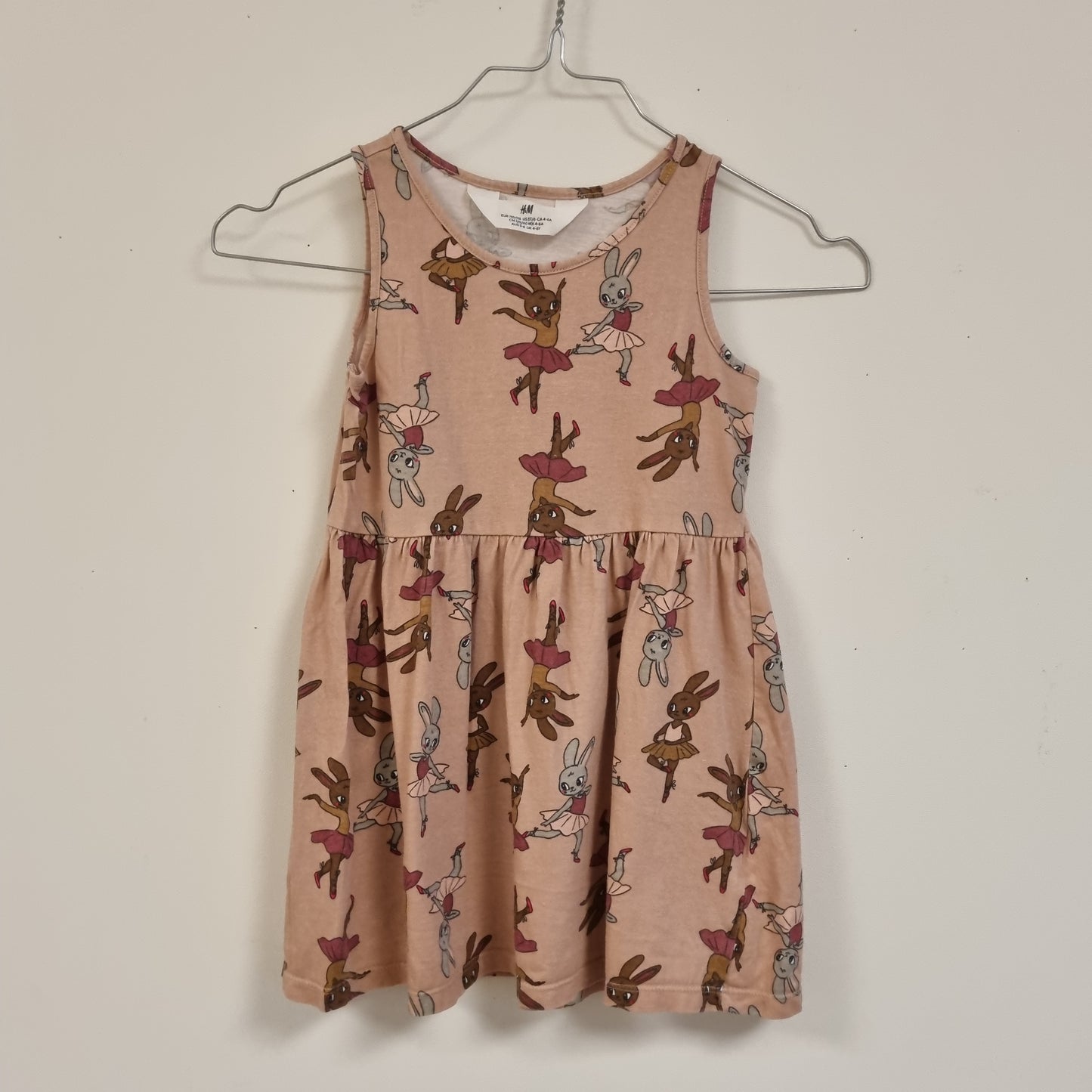 Beige kjole med ballerinakaniner – 110/116