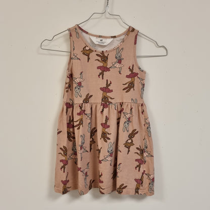 Beige kjole med ballerinakaniner – 110/116